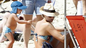 Luana Piovani curte dia na praia com o filho, Dom - Gil Rodrigues / Foto Rio News