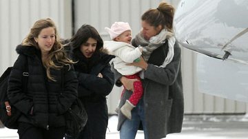 Gisele Bündchen e Tom Brady embarcam com os filhos no meio da neve - Grosby Group