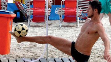 José Loreto mostra suas habilidades no futevôlei em praia do Rio - Marcos Ferreira/ Photo Rio News
