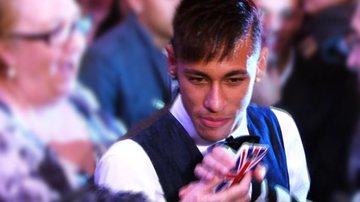 Neymar fala do preço da fama - Caras Digital