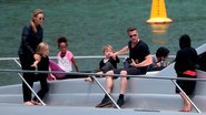 Angelina Jolie e Brad Pitt aproveitam folga e curtem passeio de iate com os filhos - Inphoto/ The Grosby Group