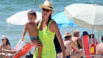 Luana Piovani curte dia na praia com o filho, Dom - JC Pereira/AgNews