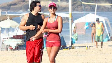 Letícia Wiermann corre com o namorado na orla da praia no Rio de Janeiro - J.Humberto/AgNews