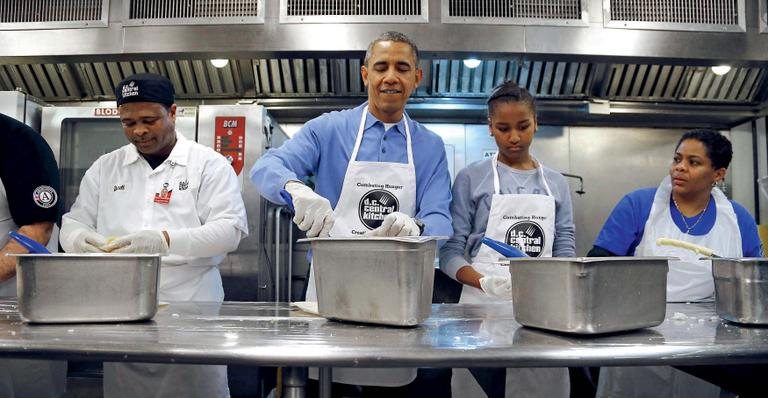 Obama e sua caçula preparam burritos para moradores de rua em Washington - Jonathan Ernst/ Reuters