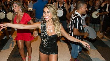 Sabrina Sato cai no samba em ensaio da Gaviões da Fiel para o Carnaval - Amauri Nehn/Photo Rio News