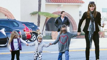 Jennifer Garner passeia com os três filhos na Califórnia - AKM-GSI/AKM-GSI