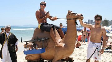 Anderson Di Rizzi e Daniel Rocha se divertem na praia da Barra da Tijuca - Wallace Barbosa /AgNews