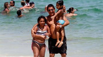 Zeca Pagodinho aproveita dia de sol com a família no Rio de Janeiro - Marcos Ferreira/ Photo Rio News