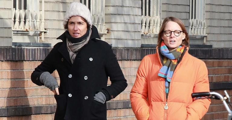 Jodie Foster passeia com sua mulher Alexandra Hedison durante frio nova-iorquino - Starttracks/ The Grosby Group