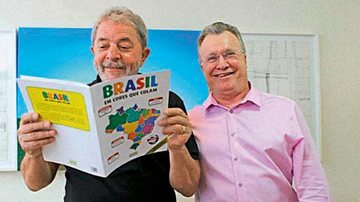 Lula recebe de presente o livro ‘Brasil em Cores que Colam’ do empresário Marcos Rossi - -