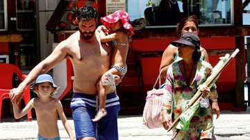 Thiago Lacerda em dia de praia com a mulher e os filhos na praia da Barra da Tijuca - Marcos Ferreira/ Photo Rio News