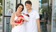 Larissa Maciel deixa a maternidade com a filha Milena e o marido André - Felipe Panfili/AgNews