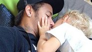 Neymar recebe o carinho do filho, Davi Lucca, em Barcelona - Instagram/Reprodução
