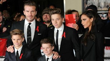 David Beckham ao lado da mulher, Victoria Beckham, e de três dos seus quatro filhos: Brooklyn, Romeo e Cruz - Getty Images