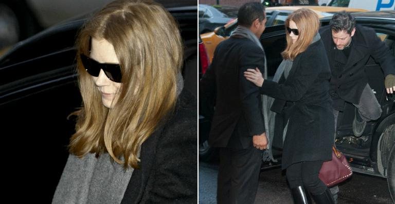 Amy Adams, abatida, com a bolsa anunciada pela grife Valentino - Getty Images