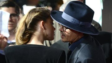 Johnny Depp beija Amber Heard em première de filme - Getty Images