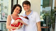 Larissa Maciel com o marido André Surkamp e a filha Milena, nascida em fevereiro de 2014 - Felipe Panfili / AgNews