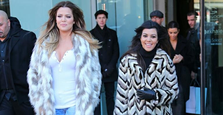 Em gravação de reality show, Khloe Kardashian escreve em casaco para protestar contra o uso de pele animal - AKM-GSI/SplashNews