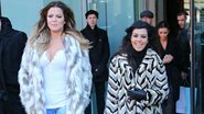 Em gravação de reality show, Khloe Kardashian escreve em casaco para protestar contra o uso de pele animal - AKM-GSI/SplashNews