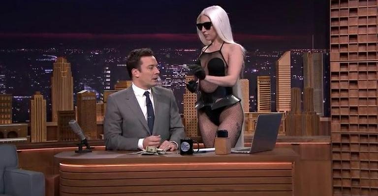 Lady Gaga ousa no visual durante participação em programa de Jimmy Fallon - Reprodução/YouTube