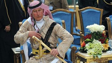 Vestido de árabe, Príncipe Charles se diverte com espada - Reuters