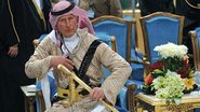 Vestido de árabe, Príncipe Charles se diverte com espada - Reuters