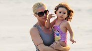 Letícia Spiller curte folga na praia com a filha - Dilson Silva/ AgNews