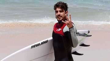 De volta dos EUA, Caio Castro surfa no Rio - Henrique Oliveira/ AgNews