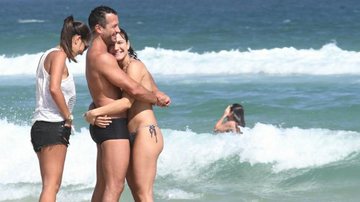 Malvino Salvador curte praia juntinho com Kyra Gracie - AgNews e Foto Rio News