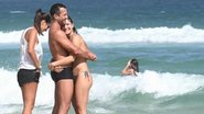 Malvino Salvador curte praia juntinho com Kyra Gracie - AgNews e Foto Rio News