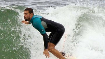 Cauã Reymond dá show de manobras de surfe - Delson Silva/AgNews