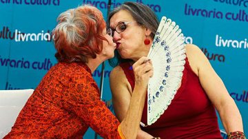 Rita Lee dá selinho em Laerte durante lançamento de livro - Manuela Scarpa/Photo Rio News