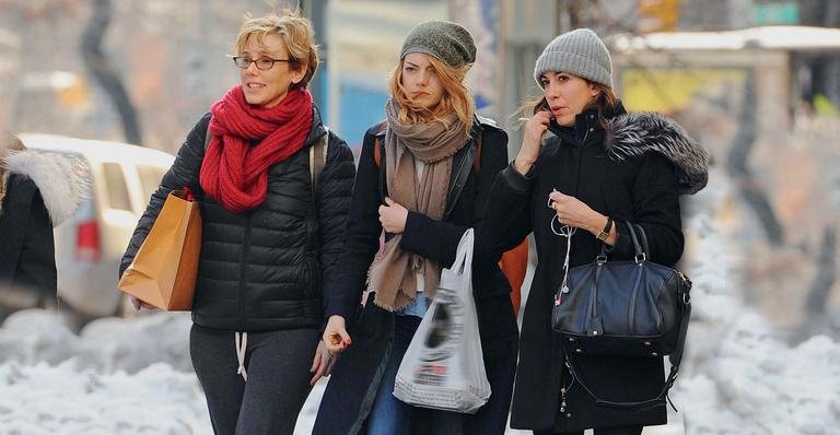 Emma Stone relaxa com as amigas na Big Apple - The Grosby Group