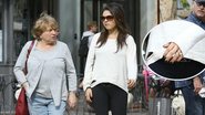 Mila Kunis passeia com sua mãe em West Hollywood - AKM / GSI