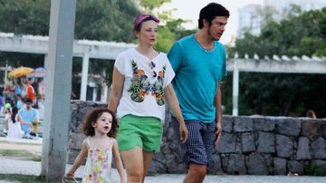 Mateus Solano passeia com a mulher, Paula Braun, e a filha, Flora, no Rio - Jc Pereira/Agnews