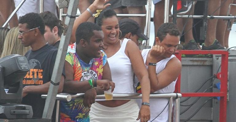 Solange Couto curte Carnaval de barriga de fora - Thiago Duran/AgNews