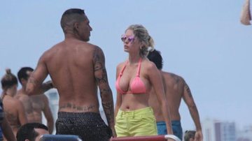 Bárbara Evans curte praia ao lado do namorado, Paolo Guerrero - Delson Silva/AgNews