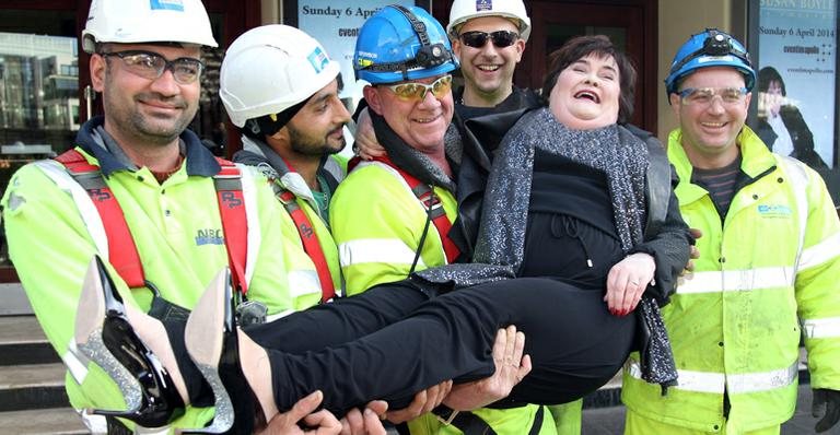 Susan Boyle é segurada no colo por bombeiros na Inglaterra - AKM-GSI/Splash