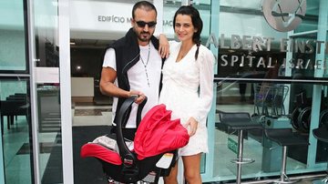 Fernanda Motta e Róger Rodrigues deixam a maternidade com Chloe - Manuela Scarpa/ Foto Rio News