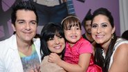 Mara com o cantor Regis Danese e a família - Zuleica Morais/Divulgação