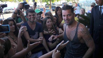 Ricky Martin atende fãs na porta do hotel no Rio de Janeiro - Fabio Moreno e Gil Rodrigues/Photo RioNews