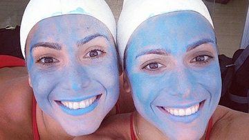 Bia e Branca, as gêmeas do nado sincronizado, viram 'smurfs' na água - Instagram/Reprodução