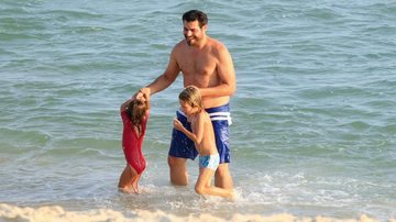 Thiago Lacerda curte dia de praia com a família - Dilson Silva/ AgNews