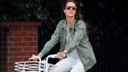 Alessandra Ambrosio pedala com elegância na Califórnia - Fame Flynet/The Grosby Group
