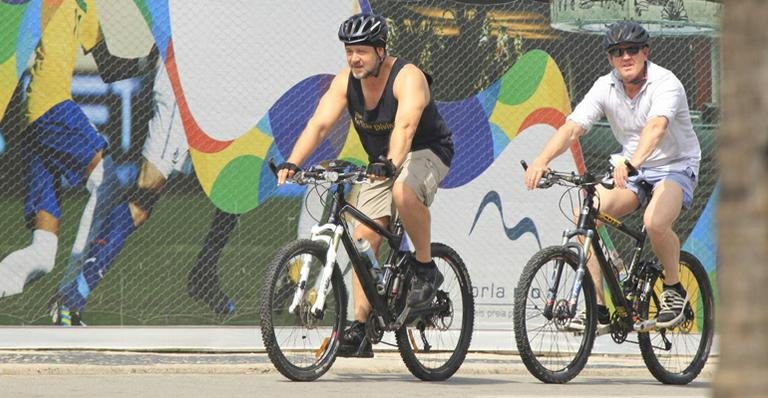 Russell Crowe anda de bicicleta no Rio de Janeiro - AgNews