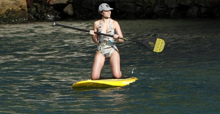 Maria Melilo faz stand up paddle - Marcos Ferreira / Foto Rio News