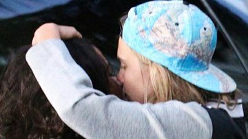Cara Delevingne e Michelle Rodriguez são flagradas aos beijos em Miami - Reprodução/Just Jared