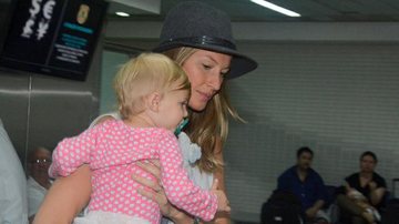 Gisele Bündchen desembarca com a filha no colo em São Paulo - Caio Duran e Thiago Duran/AgNews