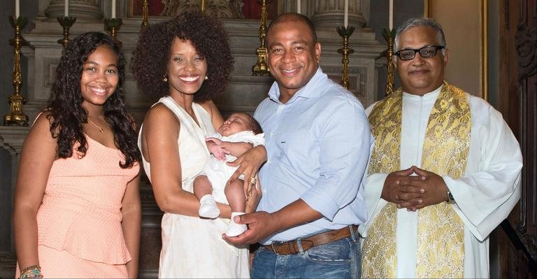 Após superar drama no parto, Isabel Fillardis batiza seu terceiro filho, Kael - Fabrizia Granatieri