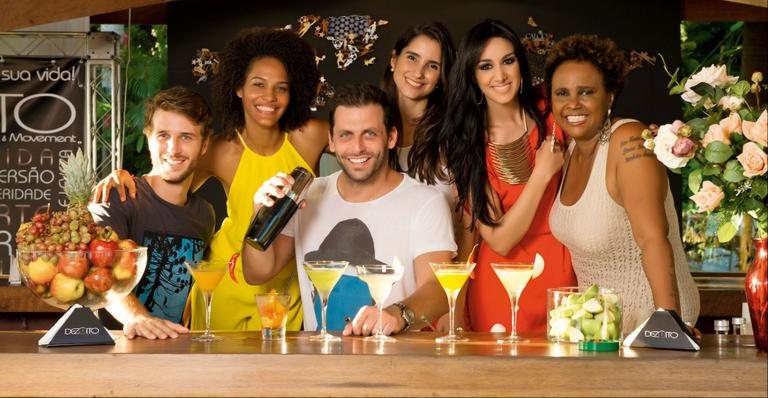 Henri Castelli recebe famosos em coquetel com saborosos drinques do seu bar - César Alves e Mariana Vianna
